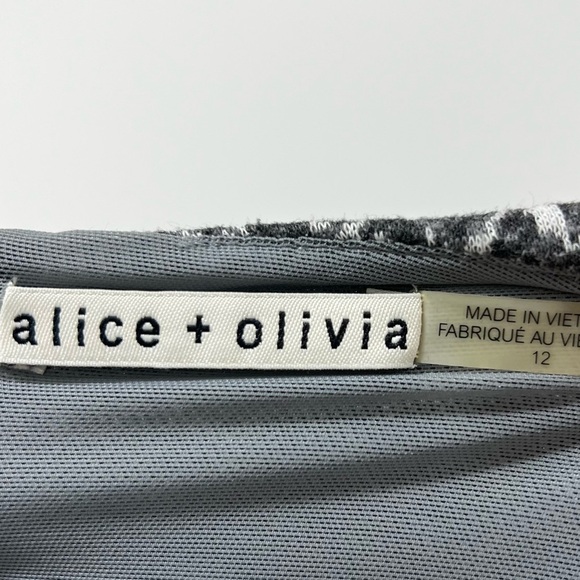 Alice + Olivia Short Sleeve Top - Picture 3 of 4
